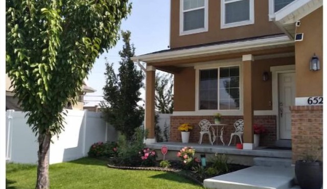 Wake up to the best panoramic views in this cozy 3-bedroom house.