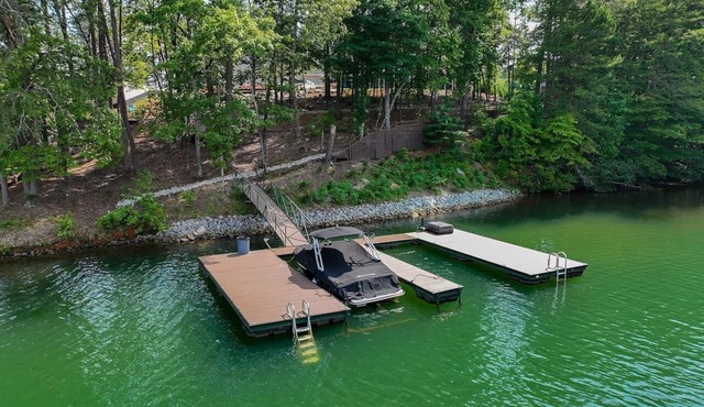 Wakeboard Run on Lake Keowee- with dock + Firepit + sleeps 14