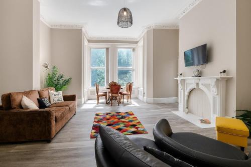 Wakefield House- Sleeps 24, Private Parking for 8