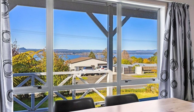 Wakeman Cottage, a cozy getaway overlooking lake Taupo