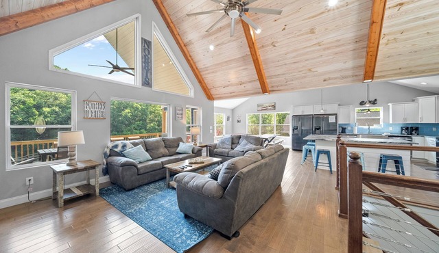 Waker's Paradise: Lakefront,9br/8.5ba, Private Dock,Hot Tub,Gameroom,Sleeps 32