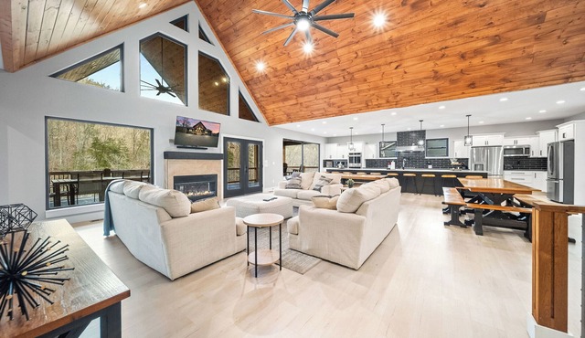 Wakes N Shades-Brand New. Private Dock. Hot Tub. 9 Bed/12 Bath.Theater Room