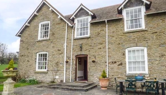 WALCOT FARM, character holiday cottage in Lydbury North