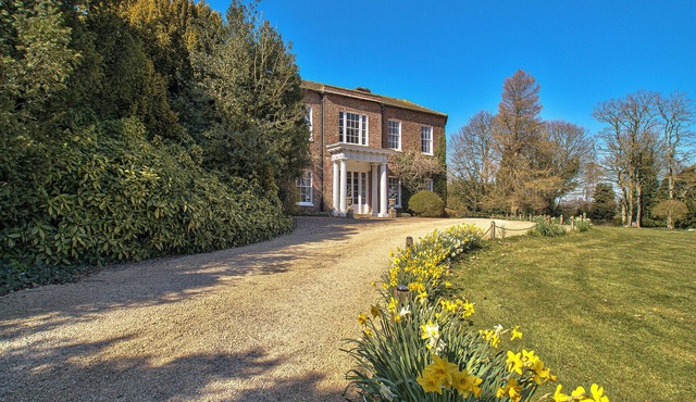 Walcot Hall by Group Retreats - sleeps 25 guests in 8 bedrooms
