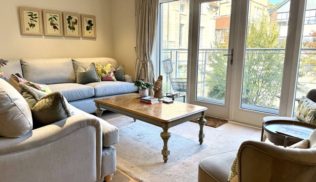 Walcot Yard gated mews with parking, Central Bath