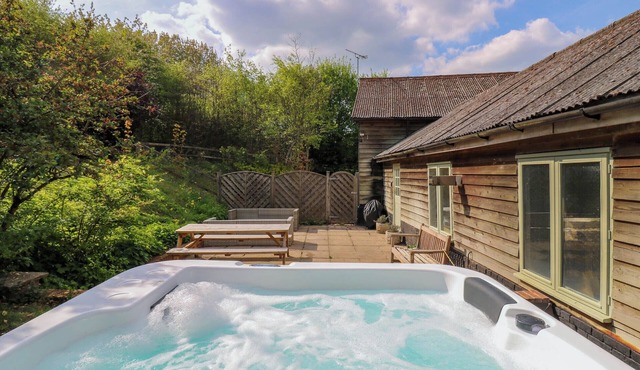 WALDEGRAVE BARN, pet friendly, character holiday cottage in Glemsford