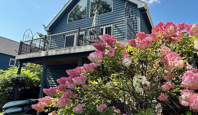 WALDEN HAUS -Lakefront Chalet- Dog Friendly & Breakfast-Golf-Bike-Hike-Swim-Ski