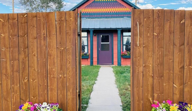Walden’s Gingerbread House - A Basecamp for Groups, Fenced Yard, Pet Friendly