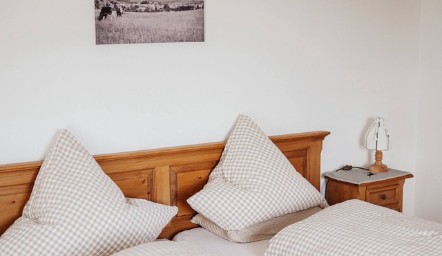 Waldhauserhof - corner room in Waakirchen