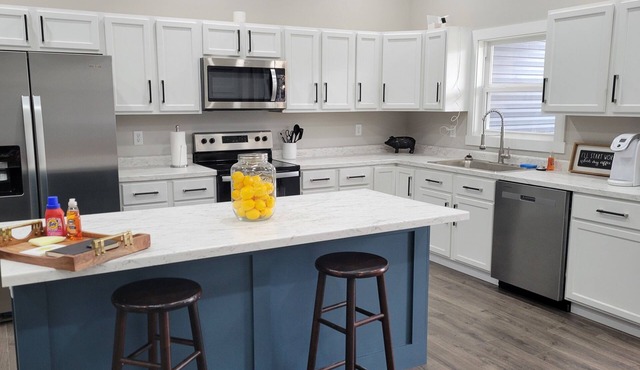 Waldo retreat with HOT TUB!