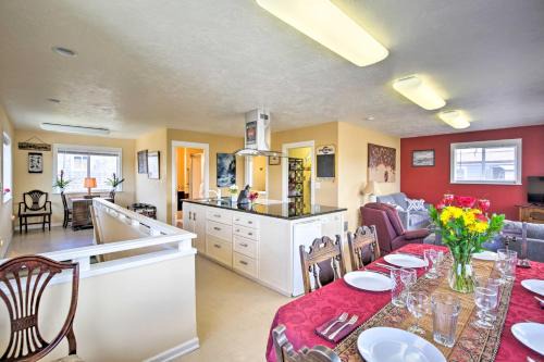 Waldport Townhome with Dog Run on Alsea Bay!