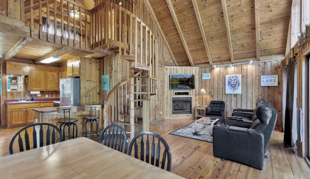 Walhalla Hwy Spacious 4BR home with waterfront access, perfect for 8 guests.