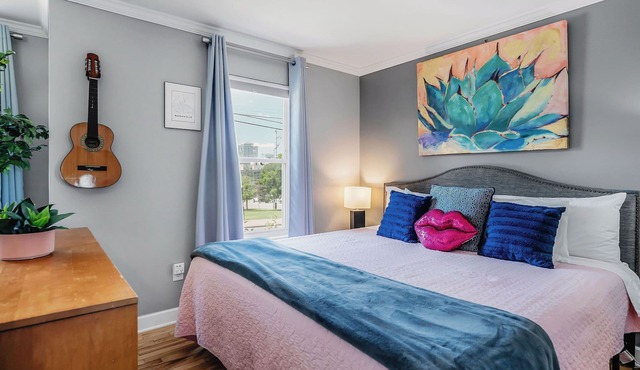 Walk 2 Bars! Free Parking! #604