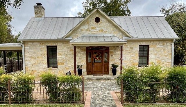 Walk 2 blocks to Historic Downtown FBG. Heritage German Style 3 Bedroom Home.