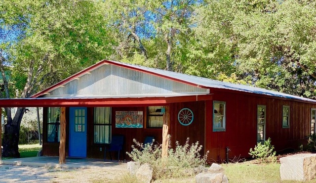 Walk 2 Frio River & Entertainment, Cool Cabana, Wifi, Large Kitchen, Concan!