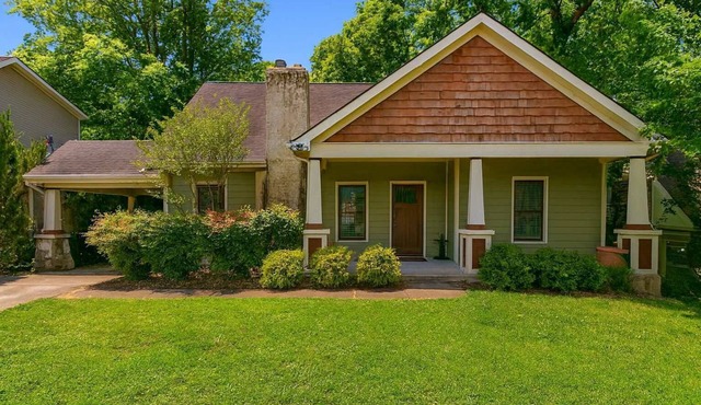 Walk 2 Restaurants/Bars in this East Nash Charmer!