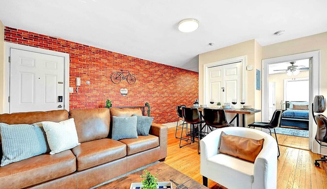 WALK 2 University/FREE Parking/Standing Desk