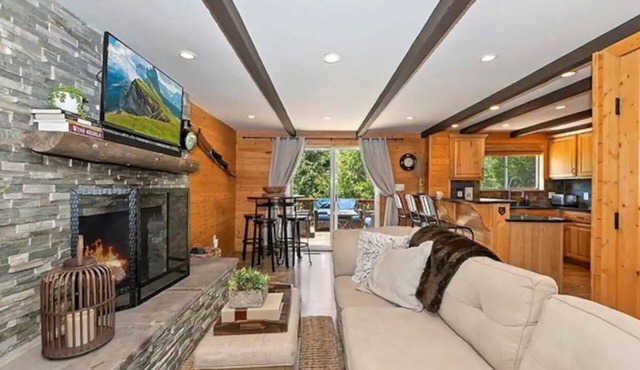 Walk 2 Village, Relax on Deck, Cool w/AC!