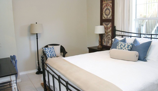 Walk .4 Miles to Texas A&M Campus and Aggie Park, Private Entry/Covered Parking