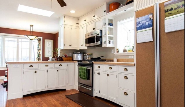 Walk Anywhere! Centrally Located, our Cottage Fits all Kinds of Travel Plans!