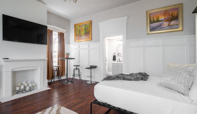 Walk/Bike everywhere from this Historic Chic Studio