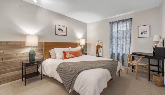 Walk Downtown and to Hiking! Spacious 1 bedroom
