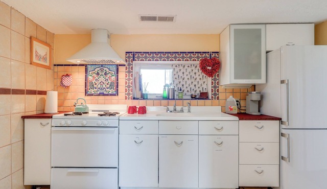 Walk Downtown: Authentic Adobe Home in Las Cruces!