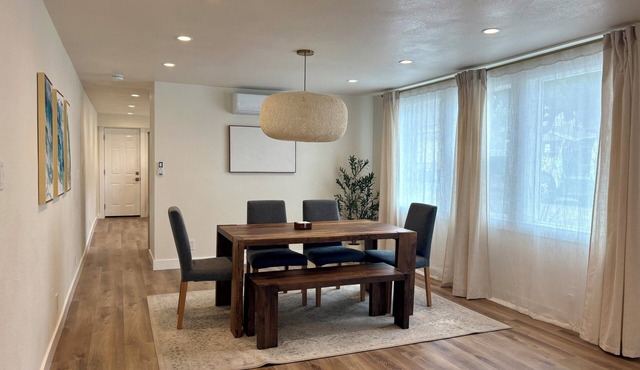 Walk Downtown + Beach King Bed Family-Friendly