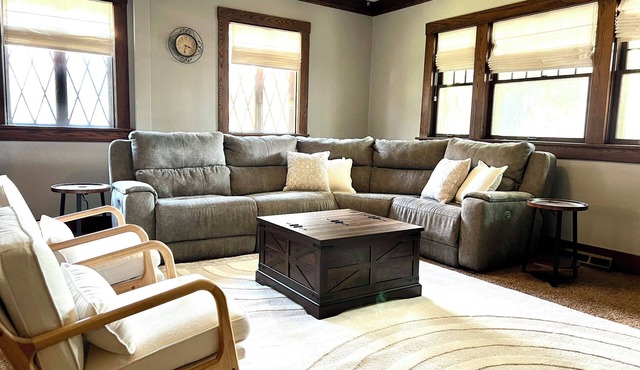 Walk downtown, Charming 3 BR -2 King beds, Porch, Fire Pit, Theatre, Fenced Yard
