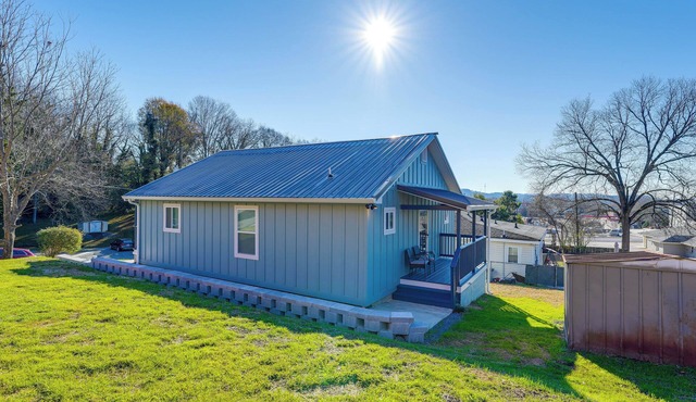 Walk Downtown: Charming Rome Abode w/Yard!