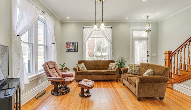 Walk Downtown: Inviting Historic Home in Dubuque!