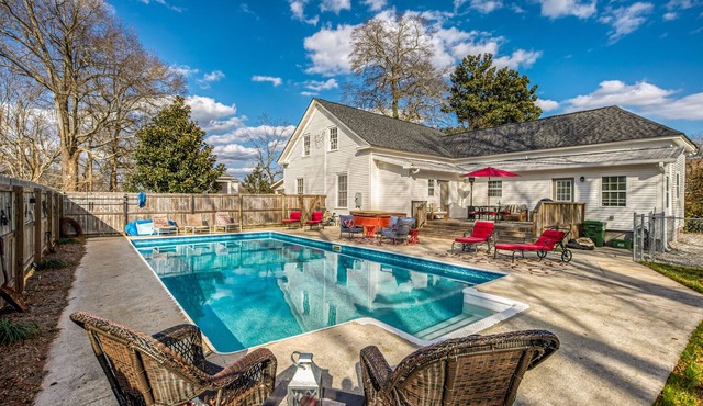 Walk Downtown! Large Pool, Hot tub, Fire pit, Close to EVERYTHING!