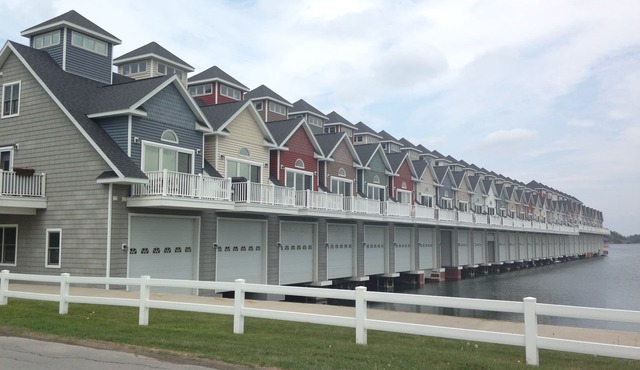 Walk Downtown, New.Boathouse Included!