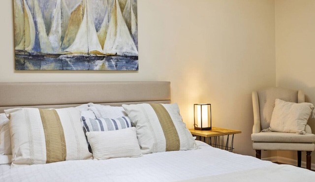 Walk Downtown - Private Retreat w King Bed