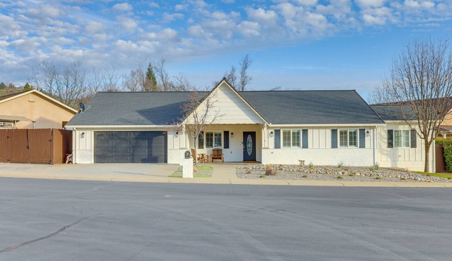 Walk Downtown: Remodeled Home in Murphys w/Yard!