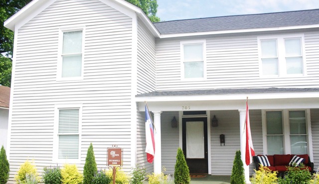 WALK EVERYWHERE! Downtown Designer Home Close to Everything in Huntsville