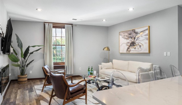 Walk Everywhere! Near Marion Square & King Street's Best Restaurants + Shops