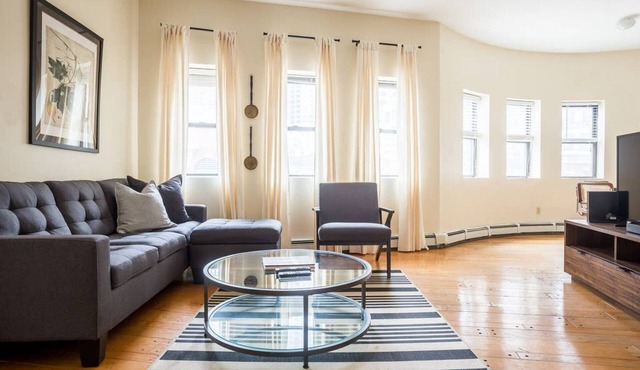 Walk everywhere - Seaport, North End, Beacon Hill. Steps from MBTA public transit. Keyless Entry!