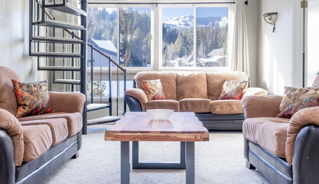 Walk everywhere. Ski in. Pool and hot tub.Elevator.