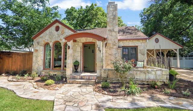 WALK EVERYWHERE, steps to Historic Downtown Boerne, 1920's cottage sleeps 6!