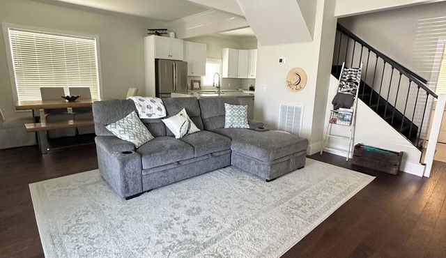 Walk Everywhere! 1910 Historic Home Near Coffee, Beaches & Sponge Docks