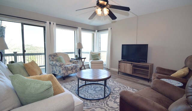 Walk in, 2 bed 2 bath Condo, Pool access, Tennis courts, and Close to Marina.