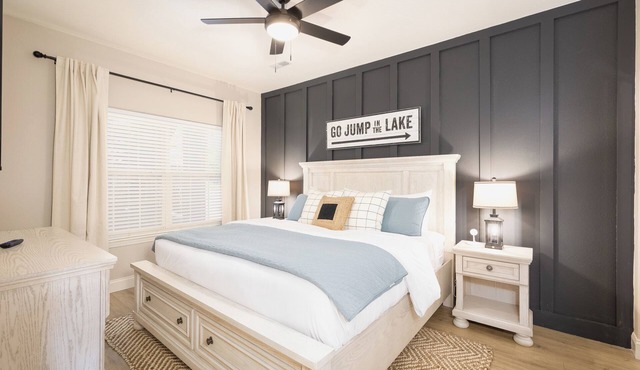 Walk-In 3 Bedroom 2 Full Bath Luxury Condo, Sleeps 12 Lake View & Mins from SDC!
