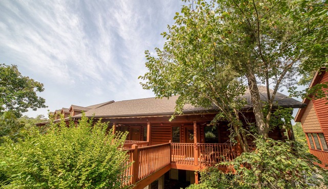 Walk-in Cedar Cabin with Walk-in Shower, Gas Fireplace, & Covered Balcony. Golf/Ticket Discounts