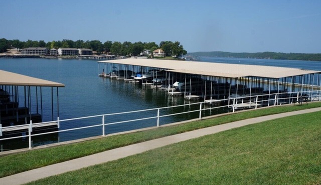 Walk-in Condo! Enjoy The Lake Life, 3B/2B Sleeps 9, 2 Pools, Boat Slip & Beach!
