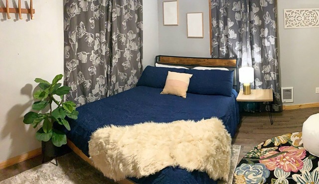 Walk-In Creekside Apartment - Fireplace & Cozy Living Room