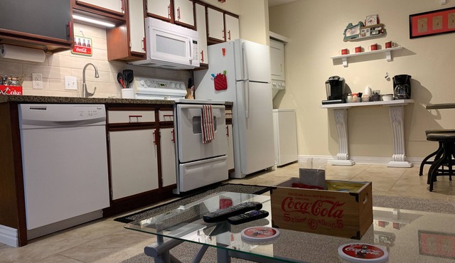 WALK-IN, KING bed, Newly Renovated, Coca Cola themed, FREE WI-FI, NEW HVAC 2023
