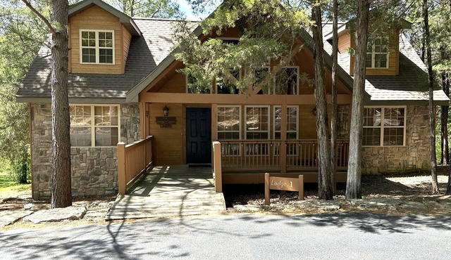 Walk-in! Lodge #1 StoneBridge- Accessible, Rustic 4 Beds/4 Bath Master Suites