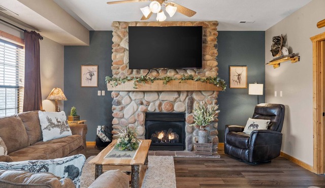 Walk-in Log Cabin with Walk-in Shower - Only Minutes from Shows!