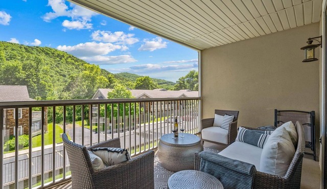 Walk-in/no steps, pools, pickleball, weekly discount! Stay & Play golf package!